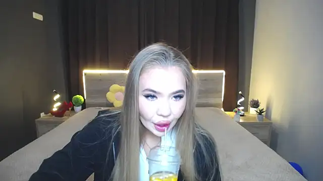 Snapshot of StacyYellig chatting on 10.07.25 StacyYellig online show from 10.07.25