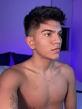 Snapshot of santiago_01 chatting on 01.14.25 santiago 01 online show from 01.14.25