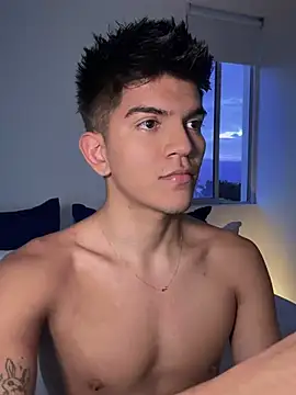 Snapshot of santiago_01 chatting on 01.28.25 santiago 01 online show from 01.28.25