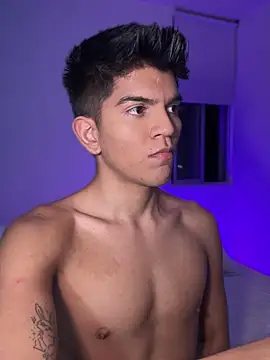 Snapshot of santiago_01 chatting on 02.05.25 santiago 01 online show from 02.05.25