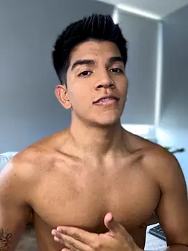 Snapshot of santiago_01 chatting on 09.19.25 santiago 01 online show from 09.19.25