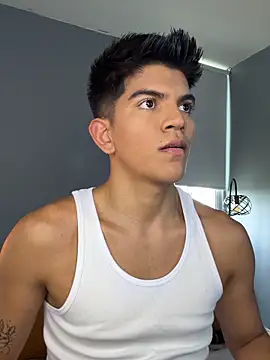 Snapshot of santiago_01 chatting on 09.28.25 santiago 01 online show from 09.28.25