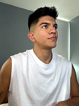 Snapshot of santiago_01 chatting on 10.17.25 santiago 01 online show from 10.17.25