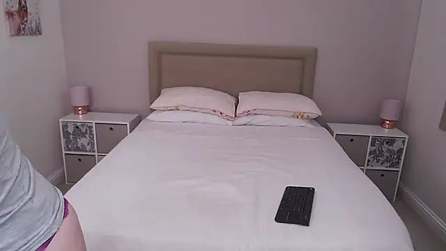 British Goddess Anna online show from 01.03.25