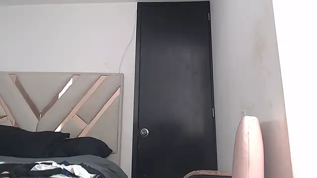 Snapshot of fairylatin222 chatting on 10.27.25 fairylatin222 online show from 10.27.25