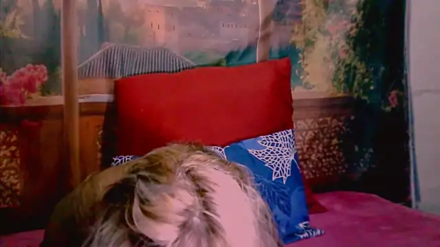 Snapshot of RoyalIndianCreamPuff chatting on 10.11.25 RoyalIndianCreamPuff online show from 10.11.25