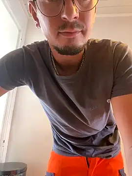 Snapshot of sunsylvain chatting on 10.20.25 sunsylvain online show from 10.20.25