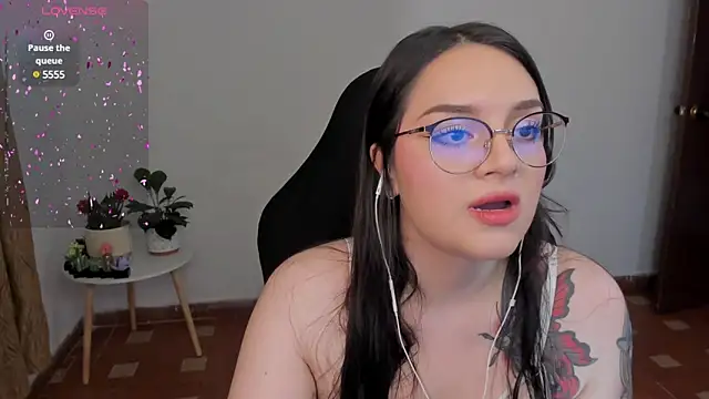 Snapshot of anaveleeez chatting on 12.14.24 anaveleeez online show from 12.14.24