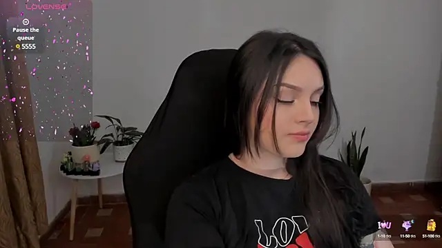 Snapshot of anaveleeez chatting on 12.15.24 anaveleeez online show from 12.15.24