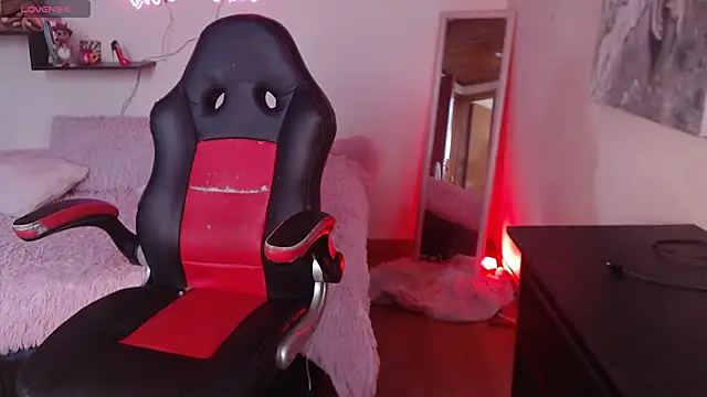 Snapshot of MissDennise chatting on 09.24.25 MissDennise online show from 09.24.25