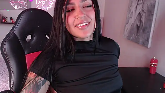 Snapshot of MissDennise chatting on 10.06.25 MissDennise online show from 10.06.25