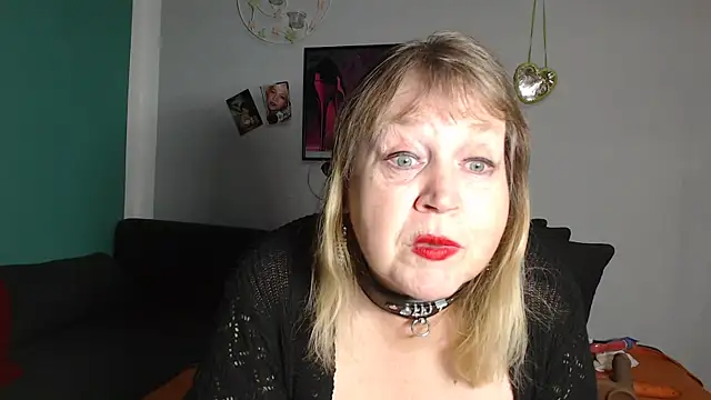 Snapshot of Blasflittchen chatting on 10.20.25 Blasflittchen online show from 10.20.25