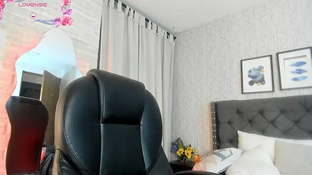 emma  smith1 online show from 02.04.25