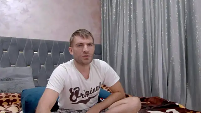 Snapshot of 10in_deluxe chatting on 10.09.25 10in deluxe online show from 10.09.25