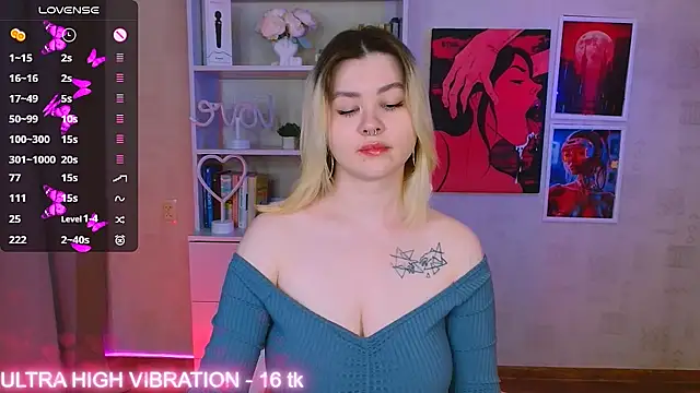 Snapshot of cutie_mili chatting on 02.15.25 cutie mili online show from 02.15.25