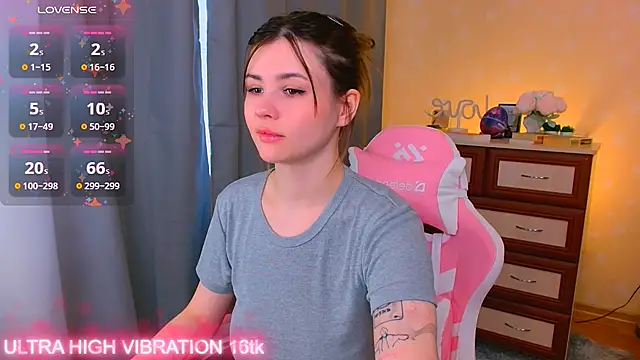 Snapshot of cutie_mili chatting on 09.16.25 cutie mili online show from 09.16.25