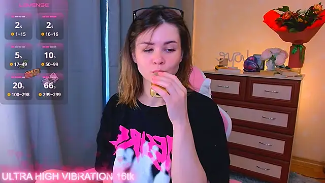 Snapshot of cutie_mili chatting on 10.01.25 cutie mili online show from 10.01.25