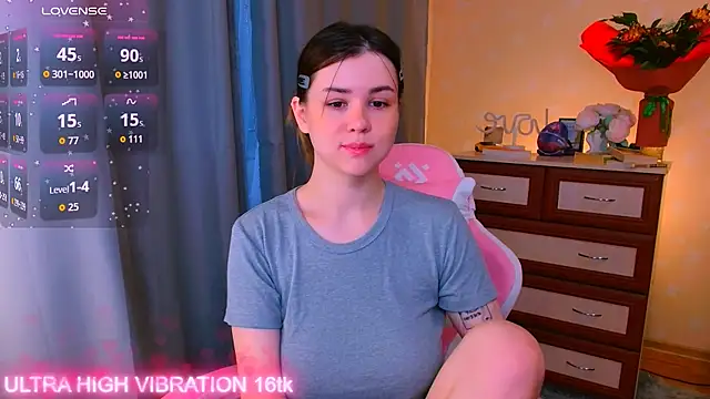 Snapshot of cutie_mili chatting on 10.02.25 cutie mili online show from 10.02.25