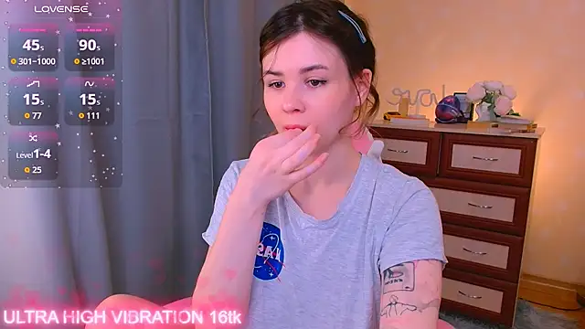 Snapshot of cutie_mili chatting on 10.06.25 cutie mili online show from 10.06.25