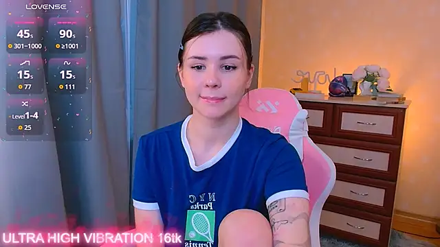 Snapshot of cutie_mili chatting on 10.08.25 cutie mili online show from 10.08.25