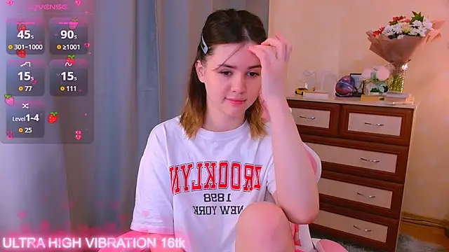 Snapshot of cutie_mili chatting on 10.10.25 cutie mili online show from 10.10.25