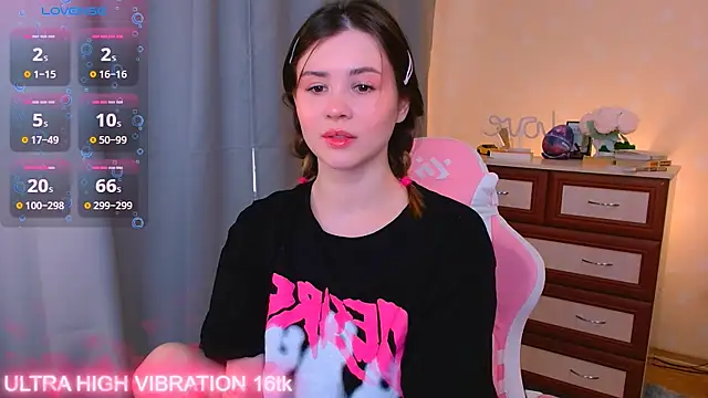 Snapshot of cutie_mili chatting on 10.19.25 cutie mili online show from 10.19.25