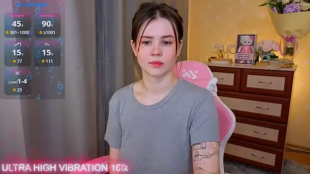 Snapshot of cutie_mili chatting on 10.21.25 cutie mili online show from 10.21.25