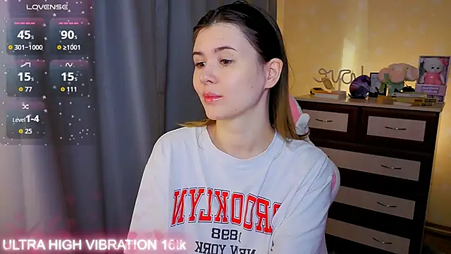 Snapshot of cutie_mili chatting on 11.05.25 cutie mili online show from 11.05.25