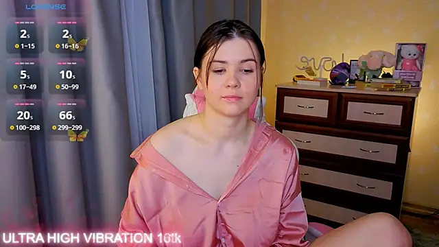 Snapshot of cutie_mili chatting on 11.10.25 cutie mili online show from 11.10.25