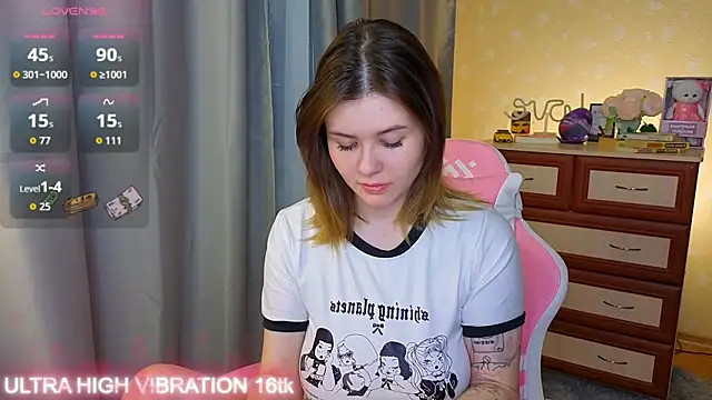 Snapshot of cutie_mili chatting on 11.18.25 cutie mili online show from 11.18.25