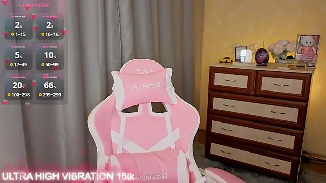 Snapshot of cutie_mili chatting on 12.05.25 cutie mili online show from 12.05.25