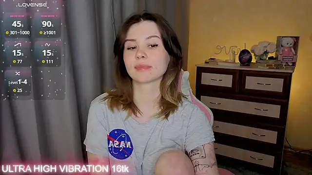 Snapshot of cutie_mili chatting on 12.18.25 cutie mili online show from 12.18.25