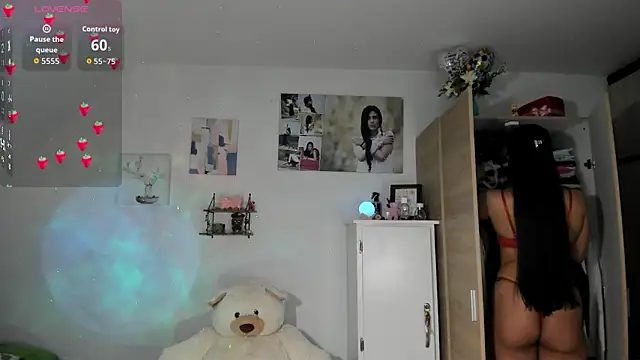 Snapshot of VeronikaOlsen chatting on 09.28.25 VeronikaOlsen online show from 09.28.25