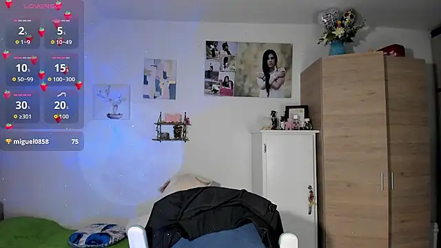 Snapshot of VeronikaOlsen chatting on 10.01.25 VeronikaOlsen online show from 10.01.25