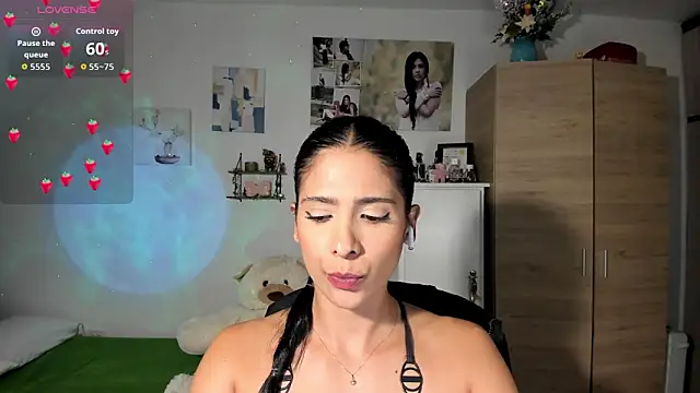 Snapshot of VeronikaOlsen chatting on 10.07.25 VeronikaOlsen online show from 10.07.25