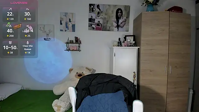 Snapshot of VeronikaOlsen chatting on 10.08.25 VeronikaOlsen online show from 10.08.25