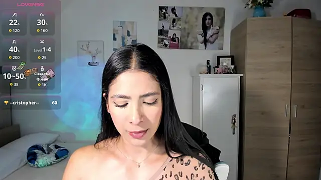 Snapshot of VeronikaOlsen chatting on 10.11.25 VeronikaOlsen online show from 10.11.25