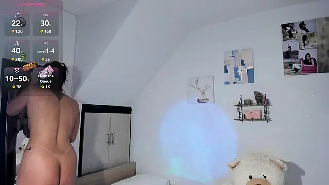 Snapshot of VeronikaOlsen chatting on 10.13.25 VeronikaOlsen online show from 10.13.25