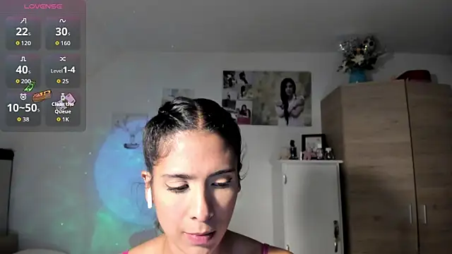 Snapshot of VeronikaOlsen chatting on 10.14.25 VeronikaOlsen online show from 10.14.25