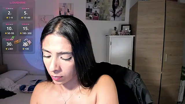 Snapshot of VeronikaOlsen chatting on 10.19.25 VeronikaOlsen online show from 10.19.25