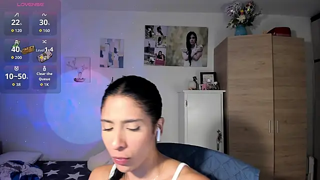 Snapshot of VeronikaOlsen chatting on 10.26.25 VeronikaOlsen online show from 10.26.25