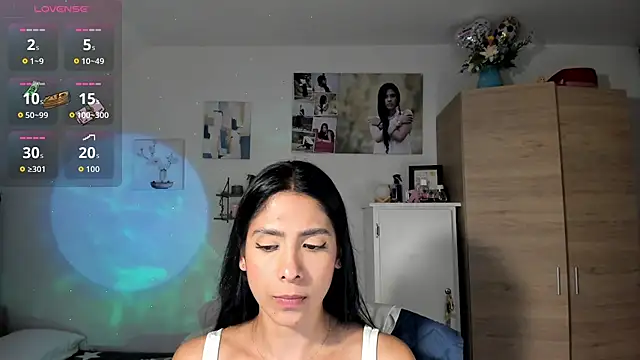 Snapshot of VeronikaOlsen chatting on 10.28.25 VeronikaOlsen online show from 10.28.25