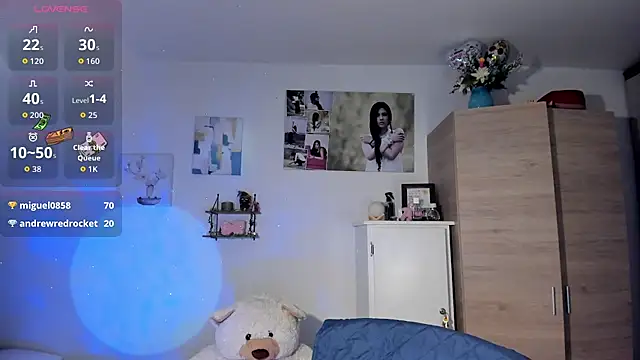 Snapshot of VeronikaOlsen chatting on 10.28.25 VeronikaOlsen online show from 10.28.25