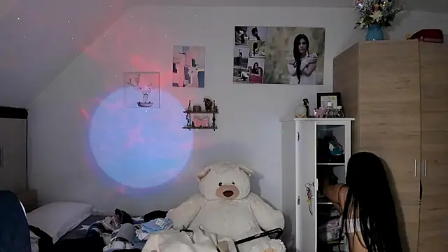 Snapshot of VeronikaOlsen chatting on 10.29.25 VeronikaOlsen online show from 10.29.25