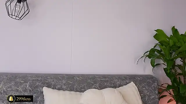 Snapshot of katie_cruz chatting on 10.31.25 katie cruz online show from 10.31.25