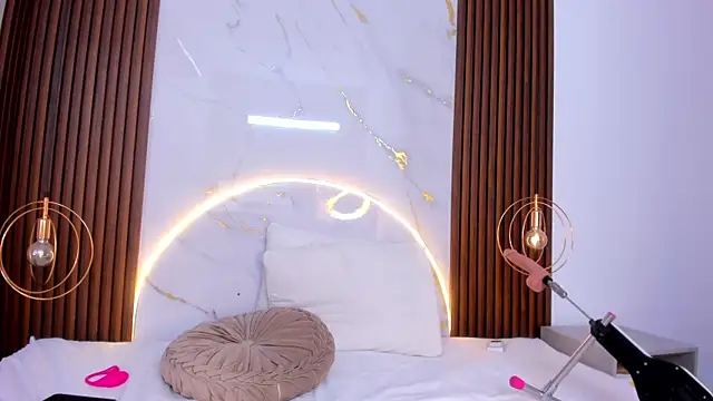 danisaenz  online show from 12.11.24