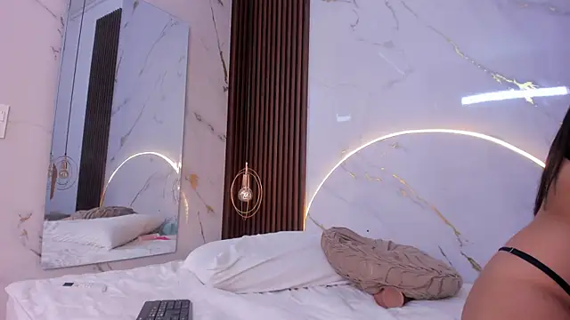 danisaenz  online show from 02.15.25