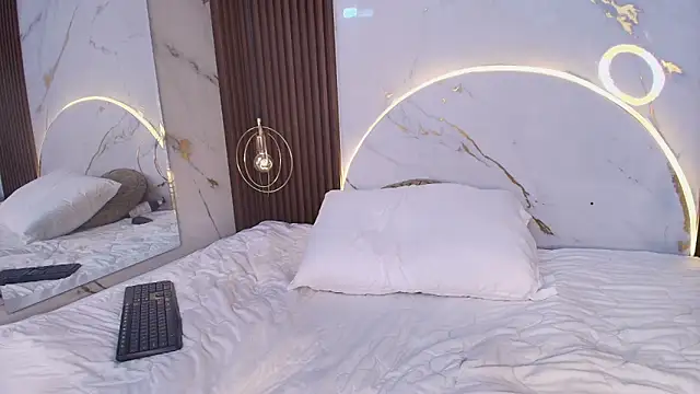 danisaenz  online show from 02.20.25