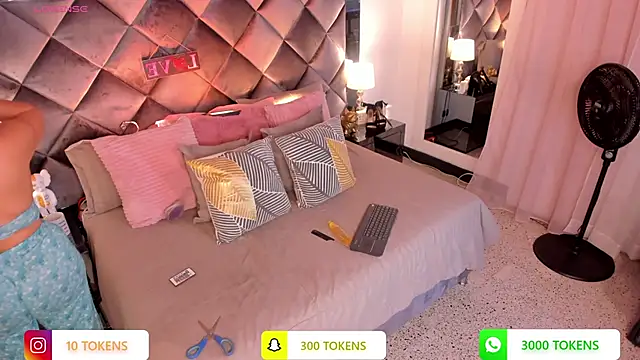 sofhiaa adaams online show from 03.12.25