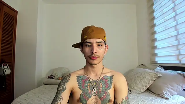 Snapshot of carti02 chatting on 12.01.24 carti02 online show from 12.01.24
